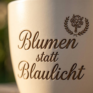 Blumentopf mit Gravur »Blumen statt Blaulicht« — Geschenk für Rettungsdienst — Detailaufnahme