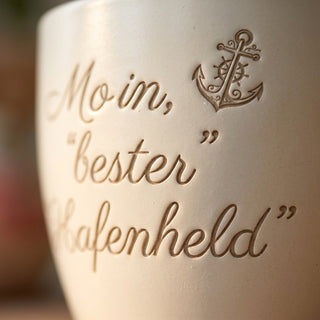 Personalisierter Blumentopf mit Gravur 'Moin Hafenheld' — Geschenk Hafenarbeiter — Detailaufnahme