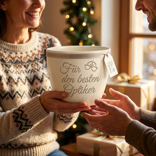 Personalisierter Blumentopf — Geschenk Augenoptiker mit Gravur — geschenk_uebergabe