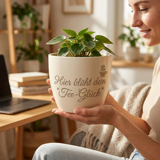 Personalisierter Blumentopf mit Gravur — Geschenk für Tee Sommelière — im Wohnambiente