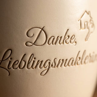 Personalisierter Blumentopf mit Gravur 'Danke, Lieblingsmaklerin' — Geschenk Immobilienmaklerin — Detailaufnahme