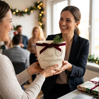 Einzigartiger Blumentopf mit Gravur für die Beste Finanzberaterin — als persoenliche Geschenk-Uebergabe