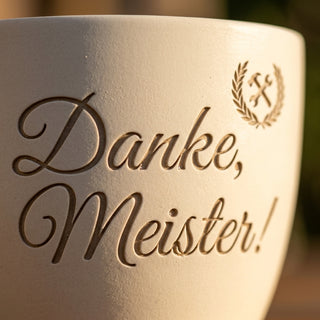 Blumentopf mit Gravur 'Danke, Meister!' — Geschenk Werkzeugmechaniker Abschied — Detailaufnahme