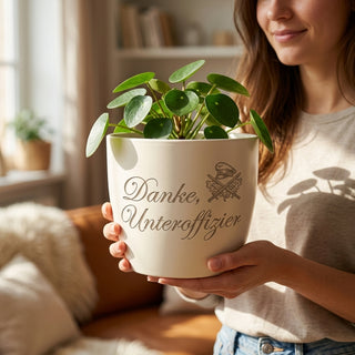 Personalisierter Blumentopf — Geschenk Unteroffizier Beförderung und Abschied — im Wohnambiente