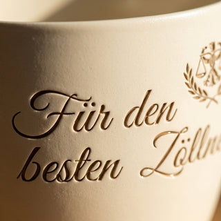 Persönliches Geschenk für Zöllner – Blumentopf mit Gravur — Detailaufnahme