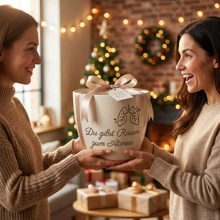 Personalisierter Blumentopf mit Gravur — Geschenk Psychiaterin Abschied — als persoenliche Geschenk-Uebergabe