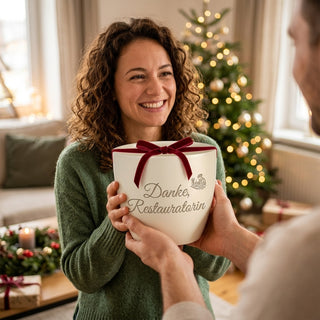 Personalisierter Blumentopf mit Gravur — Geschenk Restauratorin Abschied — als persoenliche Geschenk-Uebergabe
