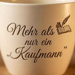 Personalisierter Blumentopf mit Gravur — Geschenk für Großhandelskaufmann — Detailaufnahme