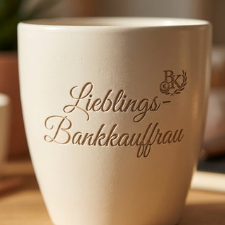 Personalisierter Blumentopf mit Gravur — Geschenk Bankkauffrau Abschied — Detailaufnahme