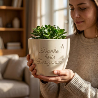 Personalisierter Blumentopf mit Gravur — Danke Geschenk für Webdesignerin — im Wohnambiente