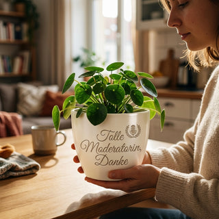 Personalisierter Blumentopf — Danke Geschenk für Moderatorin mit Gravur — im Wohnambiente