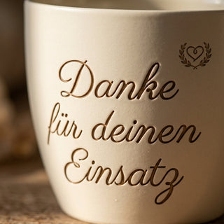 Personalisierter Blumentopf mit Gravur — Geschenk Hausmeisterin zum Dankeschön — Detailaufnahme