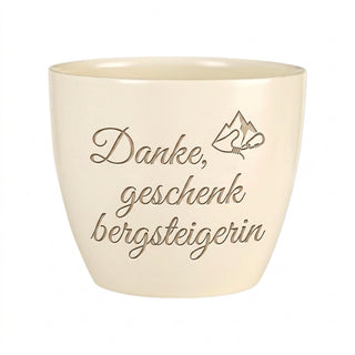 Personalisierter Blumentopf mit Gravur — Danke Geschenk für Bergsteigerinnen — Detailansicht der Lasergravur