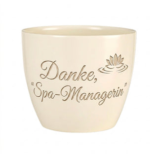 Personalisierter Blumentopf mit Gravur — Danke Geschenk für Spa-Managerin — Detailansicht der Lasergravur
