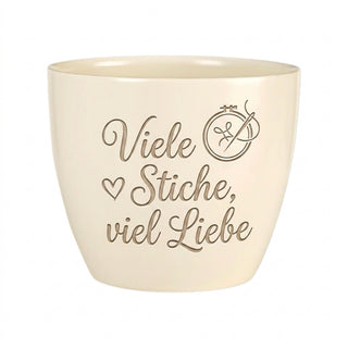 Personalisierter Blumentopf mit Gravur — Geschenk für Schneiderin und Näherin — Detailansicht der Lasergravur