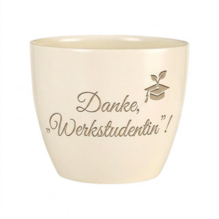 Personalisierter Blumentopf mit Gravur — Geschenk Werkstudentin zum Abschied — Detailansicht der Lasergravur