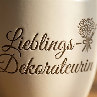 Personalisierter Blumentopf mit Gravur — Geschenk für Dekorateurin — Detailaufnahme