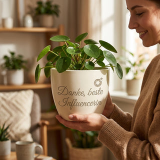 Personalisierter Blumentopf mit Gravur — Danke Geschenk Influencerin — im Wohnambiente