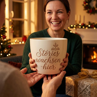 Personalisierter Blumentopf mit Gravur — Geschenk für Bücherwürme — als persoenliche Geschenk-Uebergabe