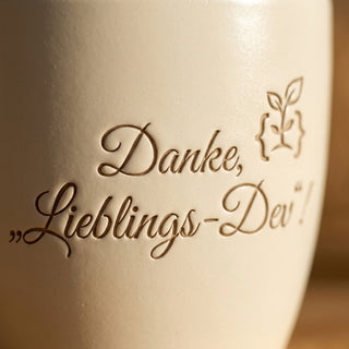 Personalisierter Blumentopf mit Gravur — Geschenk für Webentwickler & Developer — Detailaufnahme