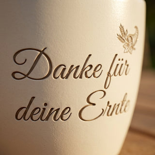 Personalisierter Blumentopf mit Gravur — Geschenk Gemüsebauer — Detailaufnahme