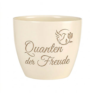Personalisierter Blumentopf mit Gravur 'Quanten der Freude' — Geschenk Physikerin — Detailansicht der Lasergravur