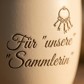 Personalisierter Blumentopf mit Gravur — Geschenk Sammlerin Geburtstag — Detailaufnahme