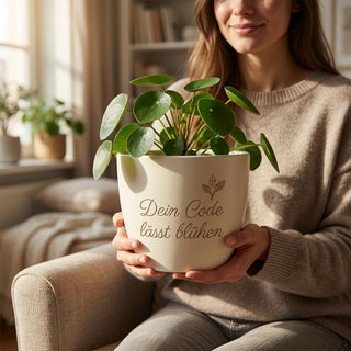 Personalisierter Blumentopf mit Gravur — Geschenk Programmiererin — im Wohnambiente