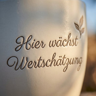 Personalisierter Blumentopf mit Gravur — Dankeschön Geschenk für Altenpflegerin — nahaufnahme