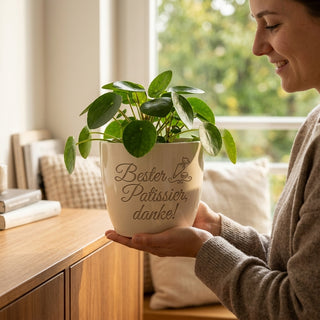 Personalisierter Blumentopf mit Gravur — Geschenk Patissier Danke — im Wohnambiente
