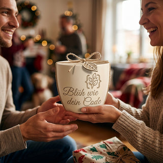 Personalisierter Blumentopf — Geschenk Webentwickler „Blüh wie dein Code“ — als persoenliche Geschenk-Uebergabe