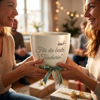 Personalisierter Blumentopf »Für die beste Taucherin« — Geschenk Taucherin — als persoenliche Geschenk-Uebergabe