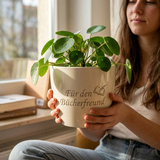 Geschenk Antiquar – Individueller Blumentopf mit Gravur für den Bücherfreund — lifestyle