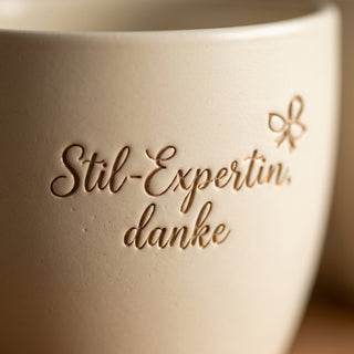 Personalisierter Blumentopf mit Gravur — Geschenk Innenarchitektin zum Dank — Detailaufnahme