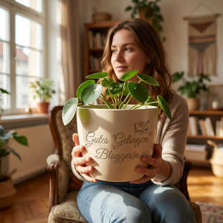 Personalisierter Blumentopf mit Gravur — Geschenk für Foodbloggerin — im Wohnambiente