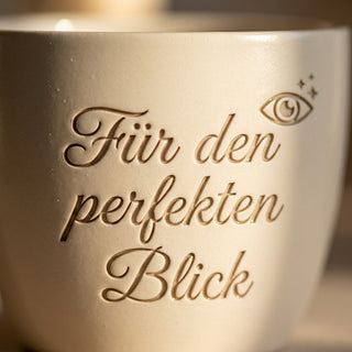 Personalisierter Blumentopf mit Gravur — Geschenk Wimpernstylistin Abschied — Detailaufnahme