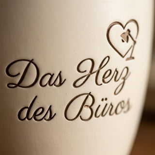 Einzigartiger Blumentopf mit Gravur – Das perfekte Geschenk für Bürokauffrauen — Detailaufnahme