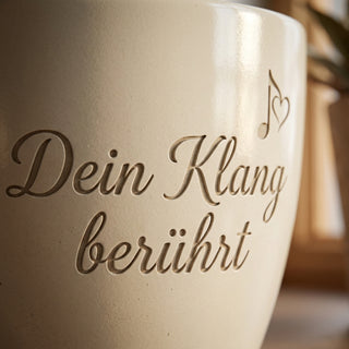 Einzigartiger Blumentopf mit Gravur – Geschenk für Cellistin — Detailaufnahme