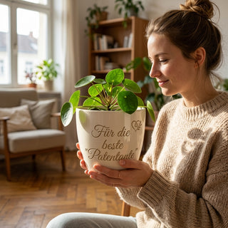 Personalisierter Blumentopf mit Gravur — Geschenk Patentante Geburtstag — im Wohnambiente