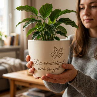Personalisierter Blumentopf mit Gravur — Geschenk für Servicekraft zum Dank — im Wohnambiente