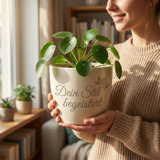 Personalisierter Blumentopf mit Gravur — Geschenk für Dekorateurin — im Wohnambiente