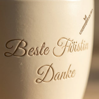 Personalisierter Blumentopf mit Gravur — Geschenk Flötistin Danke — Detailaufnahme