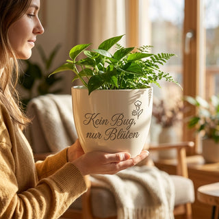 Personalisierter Blumentopf mit Gravur — Geschenk für IT Consultant & Entwickler — im Wohnambiente