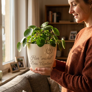 Personalisierter Blumentopf 'Hier wächst Dein Applaus' — Geschenk Sängerin — im Wohnambiente