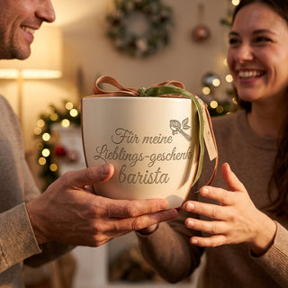 Personalisierter Blumentopf mit Gravur — Geschenk für Barista — als persoenliche Geschenk-Uebergabe