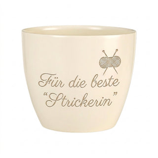 Blumentopf mit Gravur »Für die beste Strickerin« — Geschenk für Strickerinnen — Detailansicht der Lasergravur