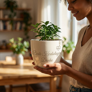 Personalisierter Blumentopf mit Gravur — Geschenk Kardiologin — im Wohnambiente