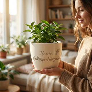Blumentopf mit Gravur „Unsere Lieblings-Sängerin“ — Geschenk für Sängerin — im Wohnambiente
