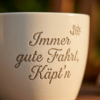 Personalisierter Blumentopf mit Gravur — Geschenk Schiffskapitän Abschied — Detailaufnahme