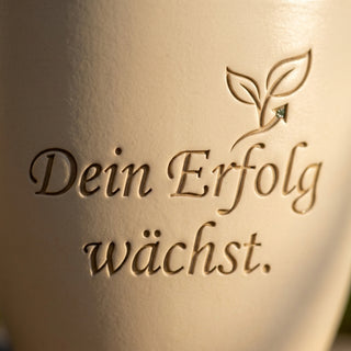 Personalisierter Blumentopf mit Gravur — Geschenk Prokurist Beförderung — Detailaufnahme